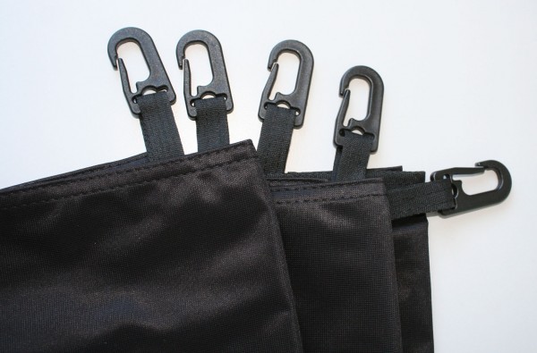 Kunststoff-Karabinerhaken und Besatzband Schwarz