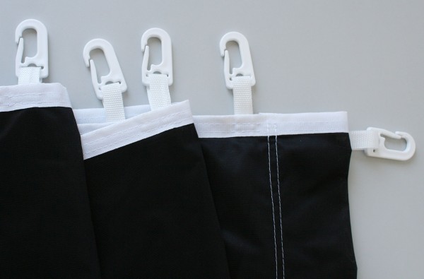 Kunststoff-Karabinerhaken und Besatzband Weiß